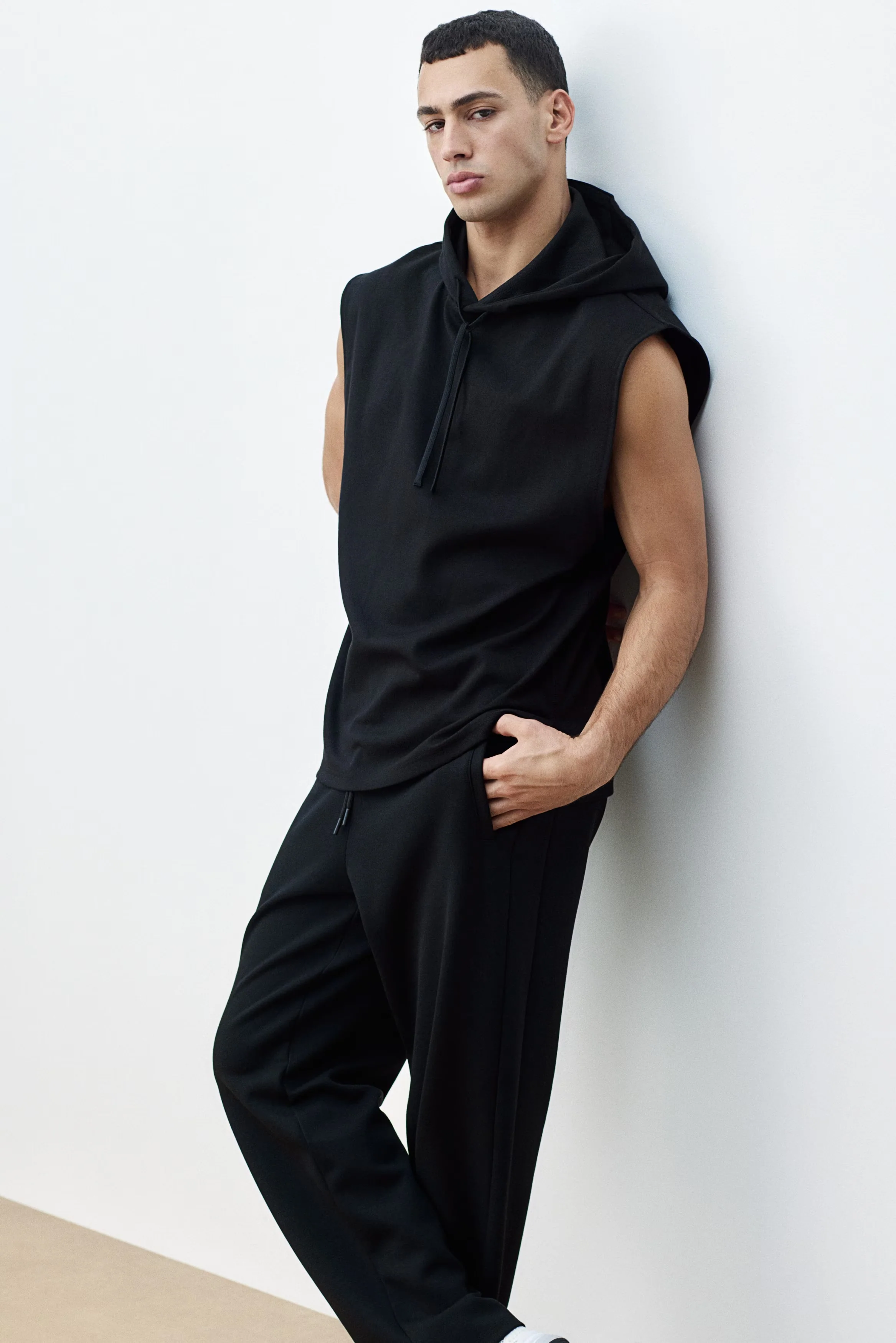 Minimalist Black Athleisure Look - Image 3