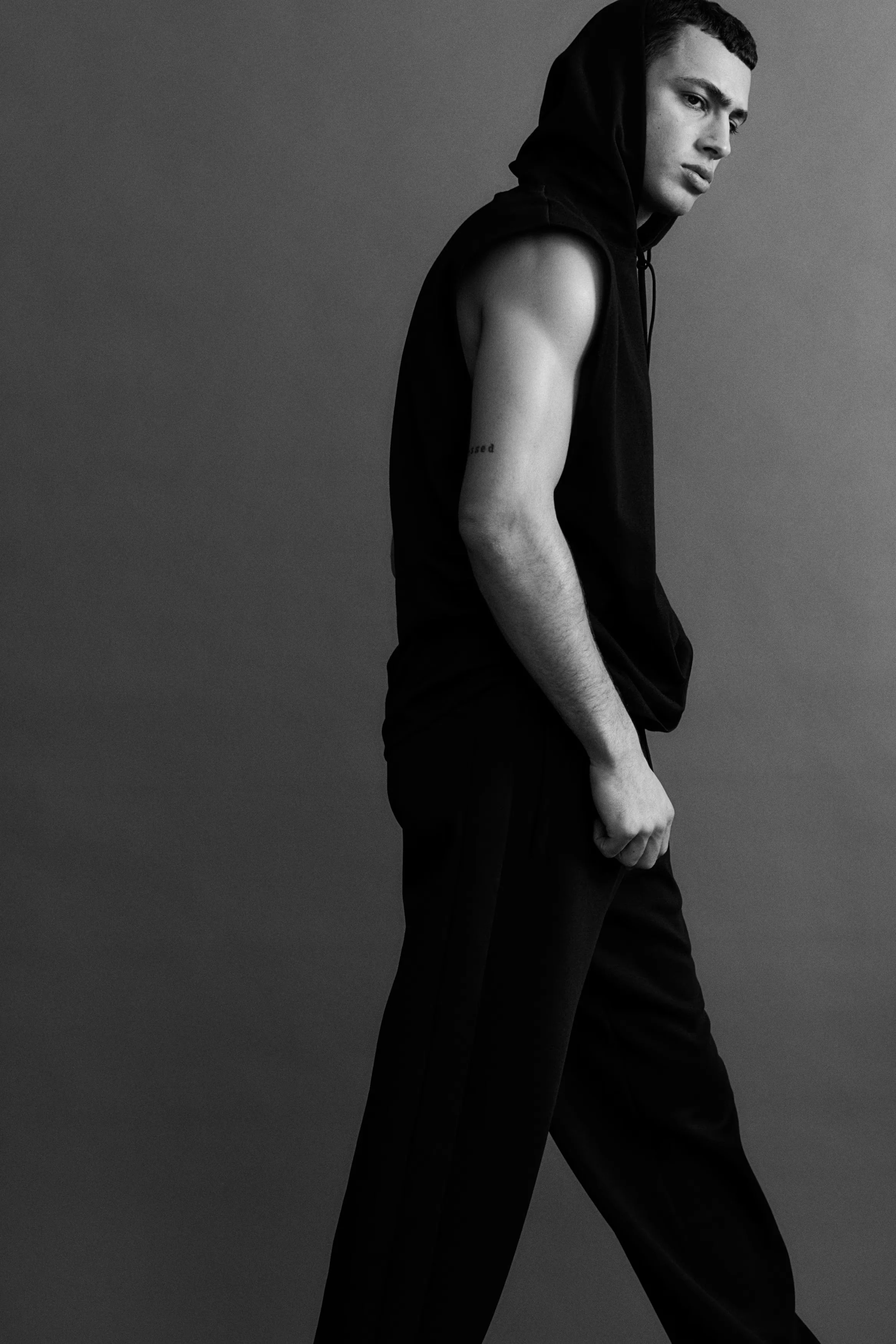 Minimalist Black Athleisure Look - Image 4