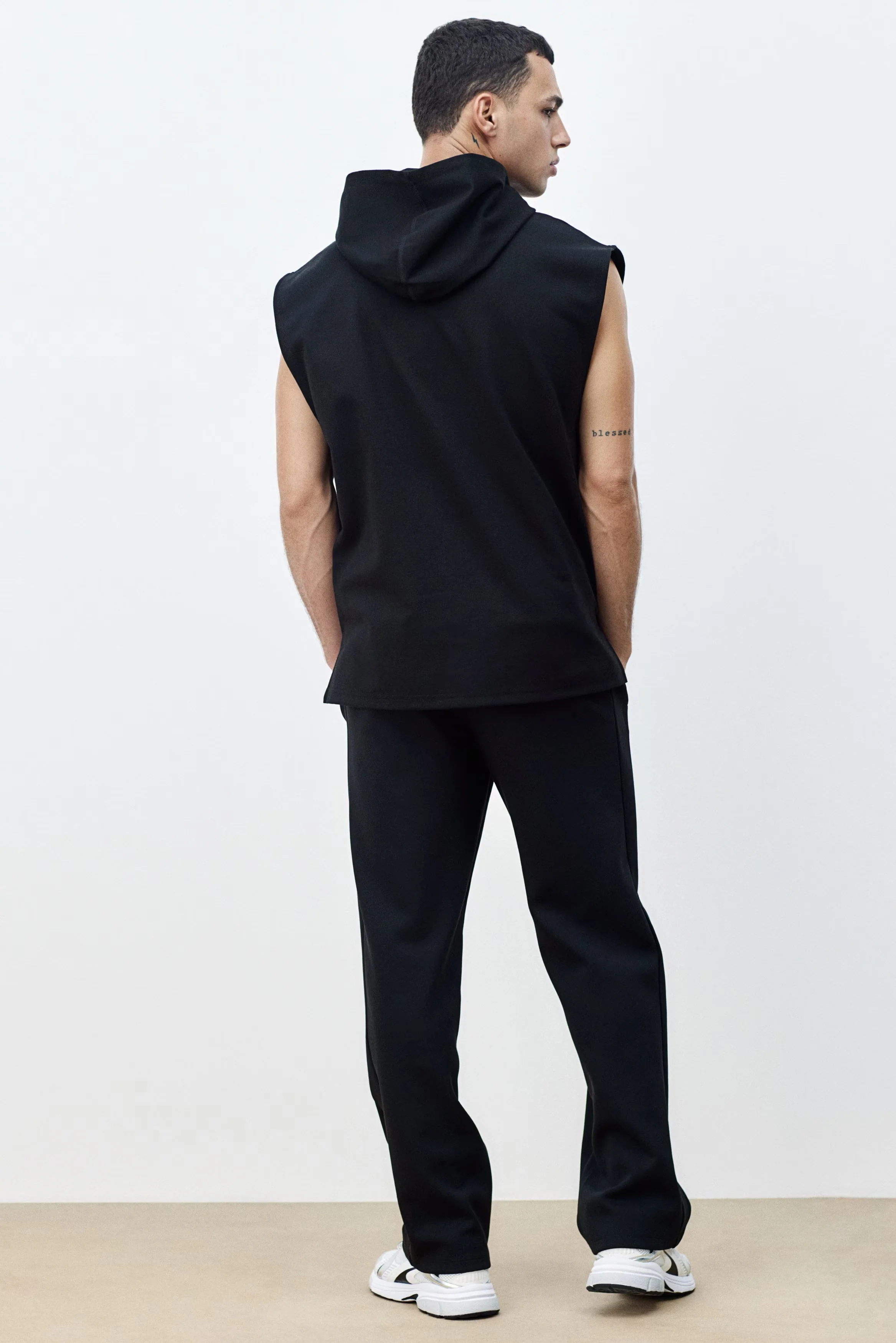 Minimalist Black Athleisure Look - Image 5