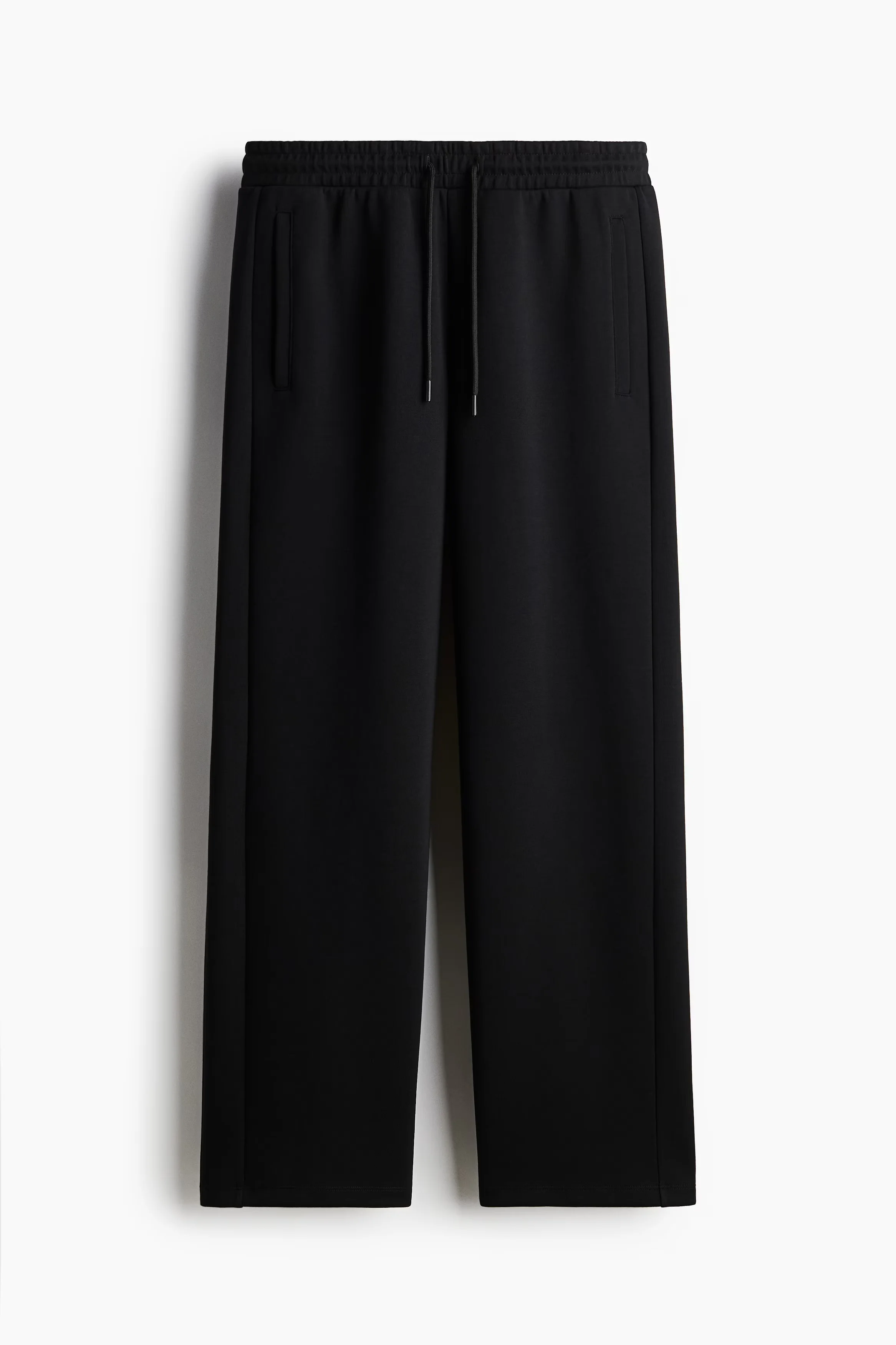Minimalist Black Athleisure Look - Image 6