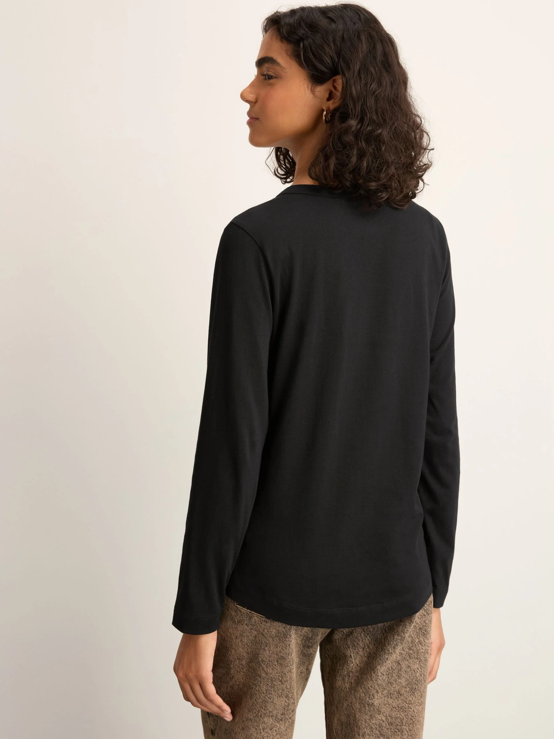 Women‚Äôs Essential Long-Sleeve Crewneck T-Shirt ‚Äì Classic Black - Image 3